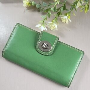 COACH Avacado 🪴  Green Turnlock Wallet
